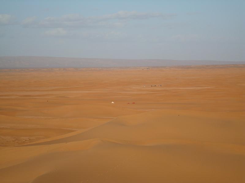 DSC05714.JPG - le bivouac : un point blanc et deux points rouges, plus loin un autre bivouac